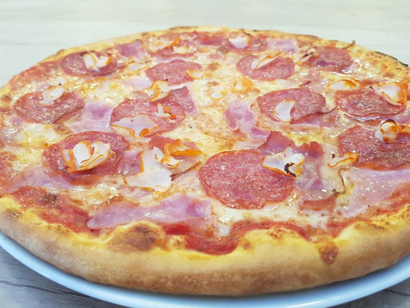 Pizzar cu experienta pe cuptor cu lemne.