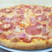 Pizzar cu experienta pe cuptor cu lemne.